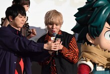 山下大輝のメッセージを代読する岡本信彦。