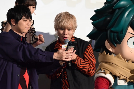 山下大輝のメッセージを代読する岡本信彦。