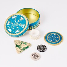 「『とんがり帽子のアトリエ』魔法のビジュー缶」全2種 (c)白浜鴎／講談社