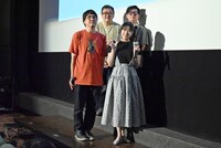 左から博史池畠監督、脚本の兵頭一歩、桃山みらい役の林鼓子、大庭晋一郎プロデューサー。