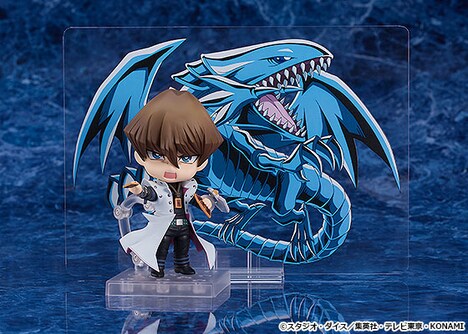 「ねんどろいど 海馬瀬人」と、グッドスマイルカンパニー公式ショップ、KAIBA CORPORATION STOREの購入特典「『青眼の白龍』背景シート」。