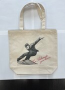 スタイリッシュな坂本がデザインされた「トートバッグ（全1種）」。