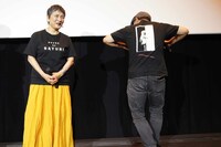 「サユリ」Tシャツを着て登壇した4人。Tシャツを観客に見せる白石監督。