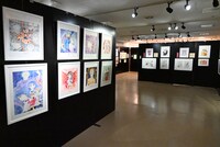 「～画業35周年記念～渡瀬悠宇の世界『ふしぎ遊戯』原画展」の様子。(c)渡瀬悠宇／小学館