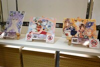 「～画業35周年記念～渡瀬悠宇の世界『ふしぎ遊戯』原画展」で販売されているグッズの一部。(c)渡瀬悠宇／小学館