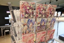 「～画業35周年記念～渡瀬悠宇の世界『ふしぎ遊戯』原画展」で販売されているグッズの一部。(c)渡瀬悠宇／小学館