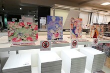 「～画業35周年記念～渡瀬悠宇の世界『ふしぎ遊戯』原画展」で販売されているグッズの一部。(c)渡瀬悠宇／小学館