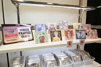 「～画業35周年記念～渡瀬悠宇の世界『ふしぎ遊戯』原画展」で販売されているグッズの一部。(c)渡瀬悠宇／小学館