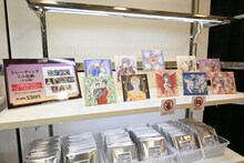 「～画業35周年記念～渡瀬悠宇の世界『ふしぎ遊戯』原画展」で販売されているグッズの一部。(c)渡瀬悠宇／小学館