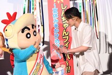 野原しんのすけ（左）とふれあう北村匠海（右）。