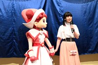 仲良く手をつなぐどれみちゃんと千葉千恵巳。