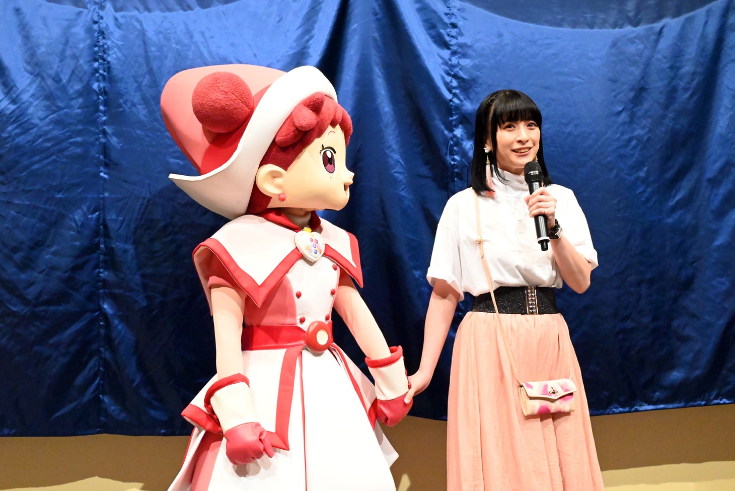 仲良く手をつなぐどれみちゃんと千葉千恵巳。