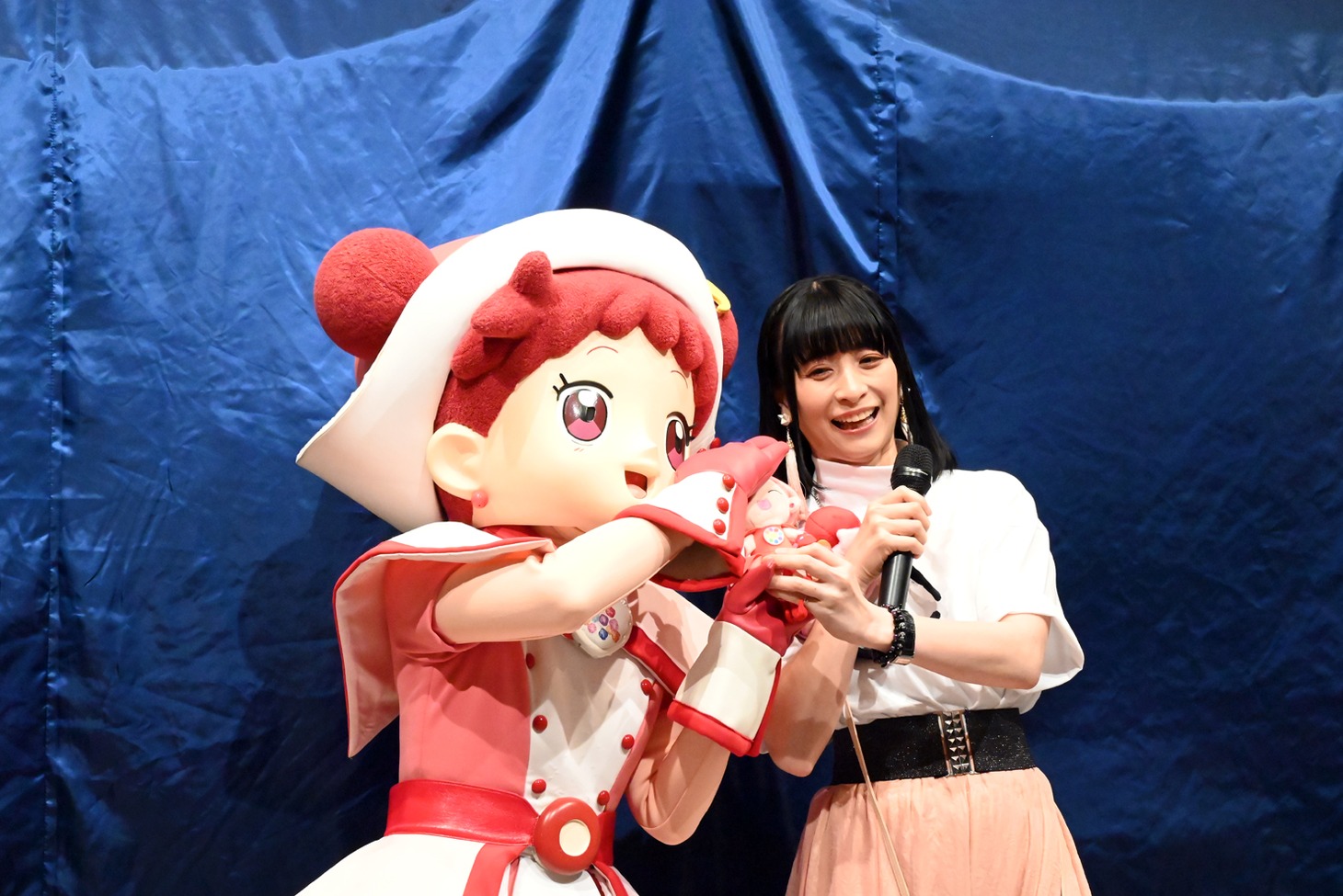 ぽっぷのぬいぐるみを愛でるどれみちゃんと千葉千恵巳。