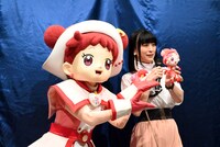 ぽっぷのぬいぐるみをアピールするどれみちゃんと千葉千恵巳。