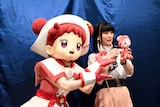 ぽっぷのぬいぐるみをアピールするどれみちゃんと千葉千恵巳。