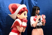 ぽっぷのぬいぐるみにキュンとする仕草を見せるどれみちゃん（左）。