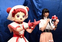 「どれみちゃんカチューシャ」を手にする千葉千恵巳（右）。