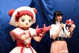 「どれみちゃんカチューシャ」を手にする千葉千恵巳(右)。