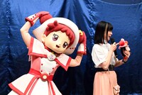 髪型をアピールするどれみちゃん（左）。