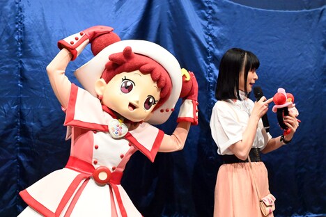 髪型をアピールするどれみちゃん(左)。