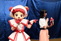 「どれみちゃんカチューシャ」をアピールするどれみちゃん（左）。