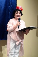 「どれみちゃんカチューシャ」を装着する関弘美プロデューサー。