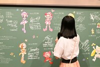 黒板にサインを入れる千葉千恵巳。