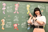 黒板にサインを入れた千葉千恵巳。