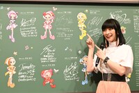 黒板にサインを入れた千葉千恵巳。