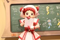 サイン色紙を手にするどれみちゃん。
