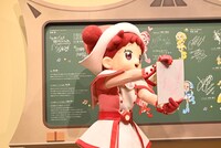 サイン色紙をアピールするどれみちゃん。