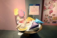 入口すぐのフォトスポットには、フォトスポットや魔法帽子が用意されている。