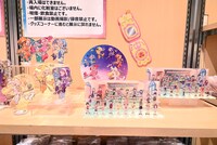 「おジャ魔女どれみ25周年メモリアル展」で販売されているグッズの一部。