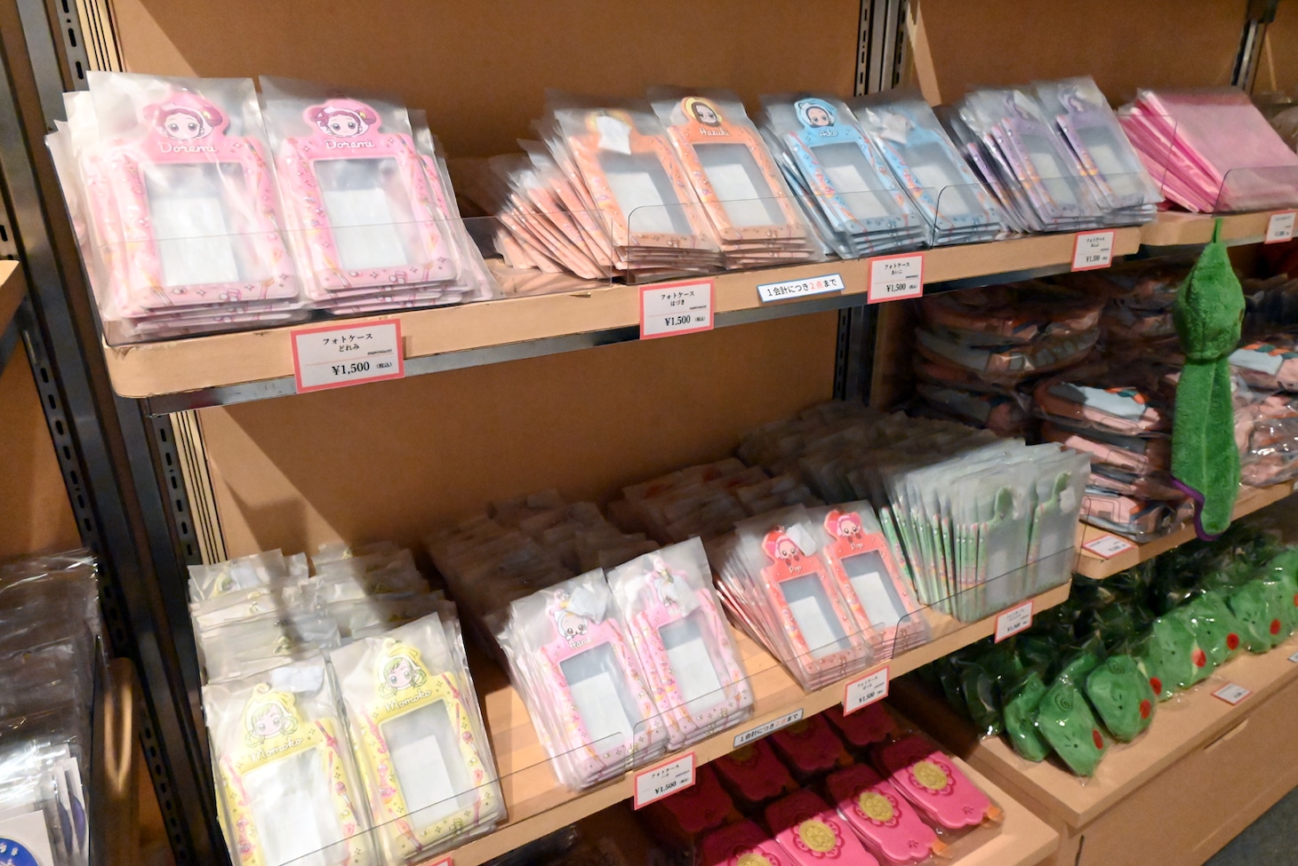 「おジャ魔女どれみ25周年メモリアル展」で販売されているグッズの一部。