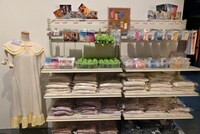 「おジャ魔女どれみ25周年メモリアル展」で販売されているグッズの一部。