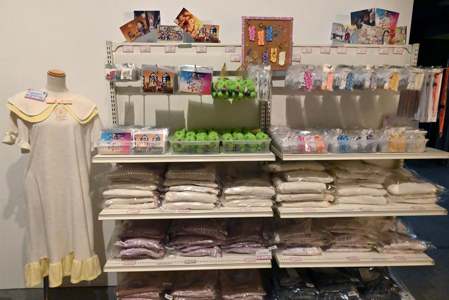 「おジャ魔女どれみ25周年メモリアル展」で販売されているグッズの一部。