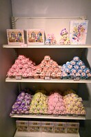 「おジャ魔女どれみ25周年メモリアル展」で販売されているグッズの一部。