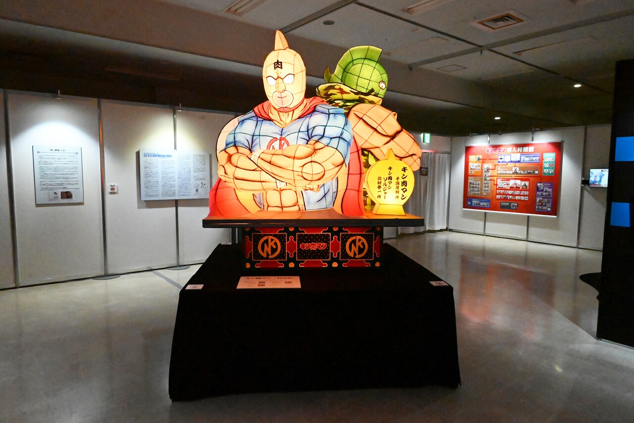 キン肉マン』愛と絆の原画展」のグッズコーナー。 [画像ギャラリー 9