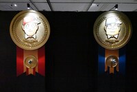 ゆでたまごの嶋田隆司、中井義則の手のひらを象った「シェイクハンド手型」。