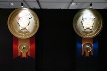 ゆでたまごの嶋田隆司、中井義則の手のひらを象った「シェイクハンド手型」。