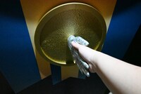 嶋田隆司、中井義則の「シェイクハンド手型」とは実際に握手を体験できる。この日は少しひんやりとしていた。