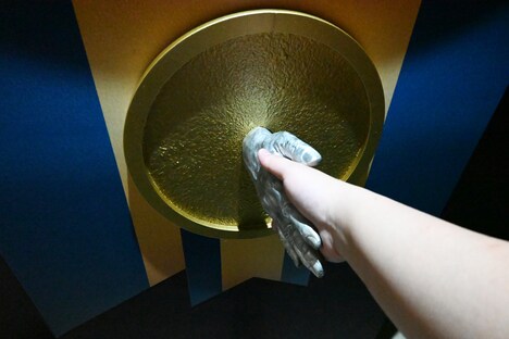 嶋田隆司、中井義則の「シェイクハンド手型」とは実際に握手を体験できる。この日は少しひんやりとしていた。