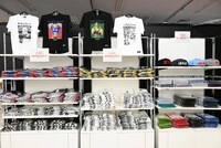 「『キン肉マン』愛と絆の原画展」のグッズコーナー。