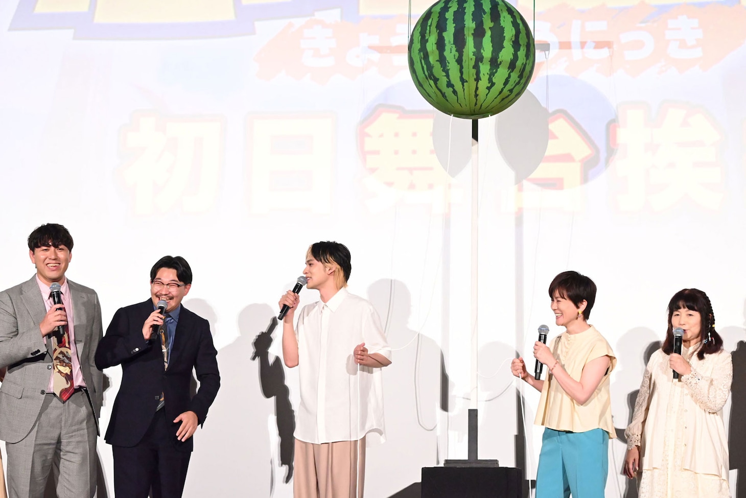 「映画クレヨンしんちゃん オラたちの恐竜日記」初日舞台挨拶の様子。