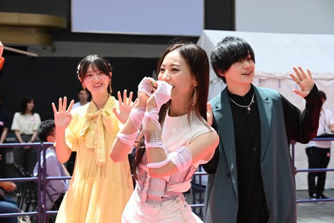 安済知佳（中央）