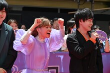 小林裕介のトークにリアクションする高橋李依。