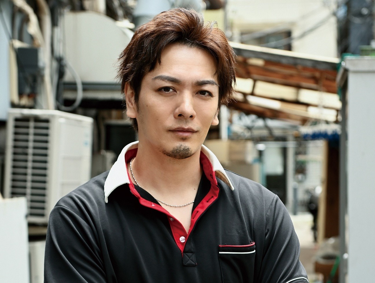 久保田悠来扮する加治。