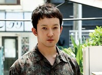 浅利陽介扮するマヤ。