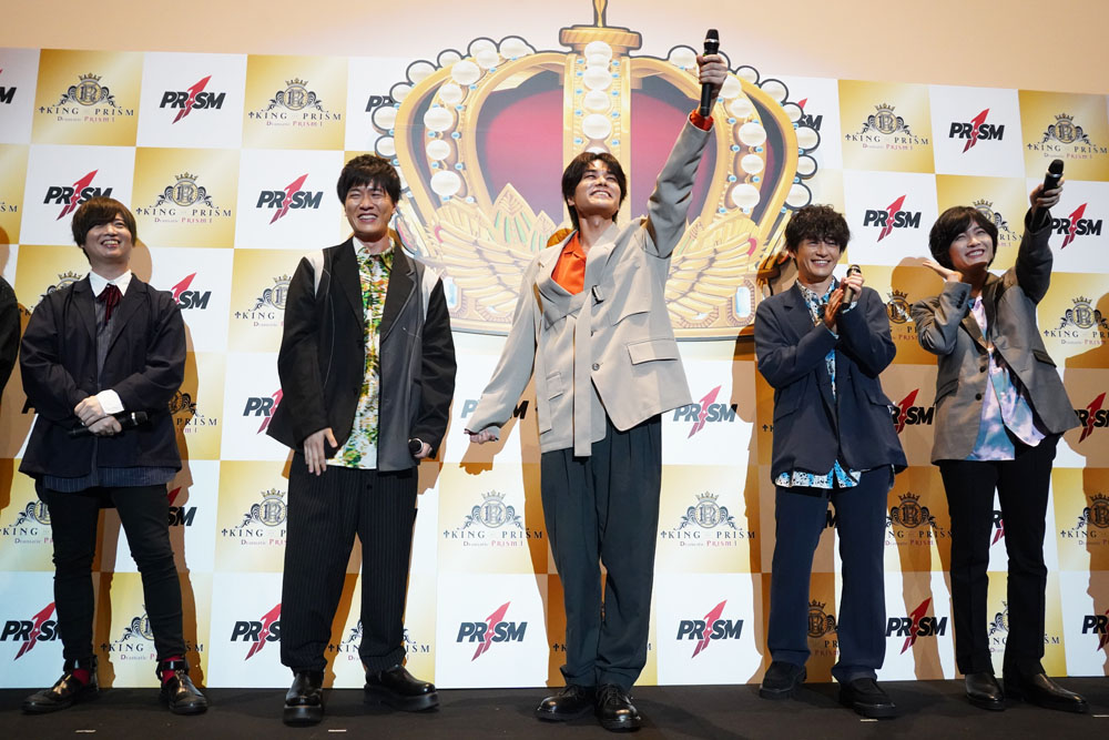「わんばんこー！」と呼びかける八代拓（中央）。