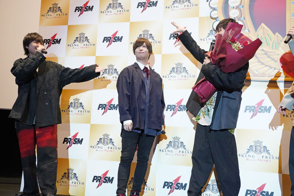 「うむ」のポーズを取る斉藤壮馬（中央）。